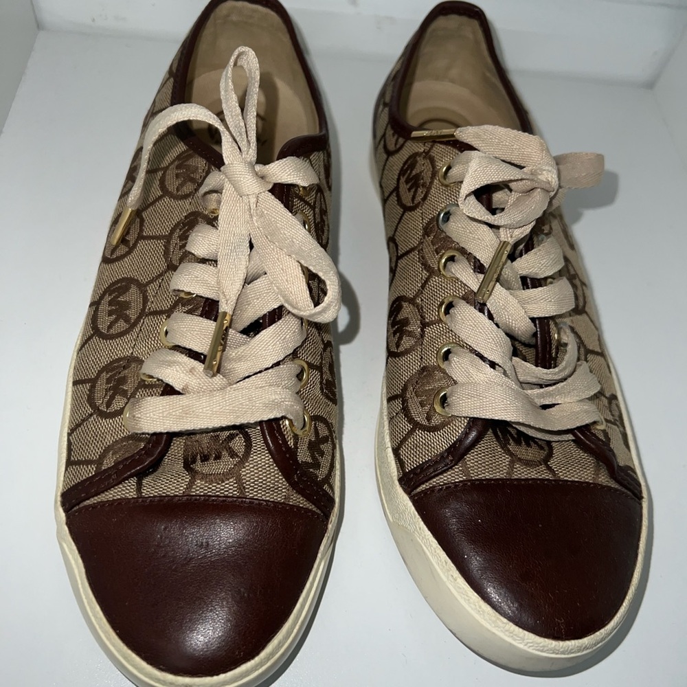 7.5 women’s Michael Kors logo sneakers